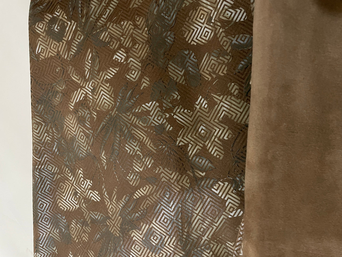 GOV. KOŽA VELOUR LEAF PATTERN