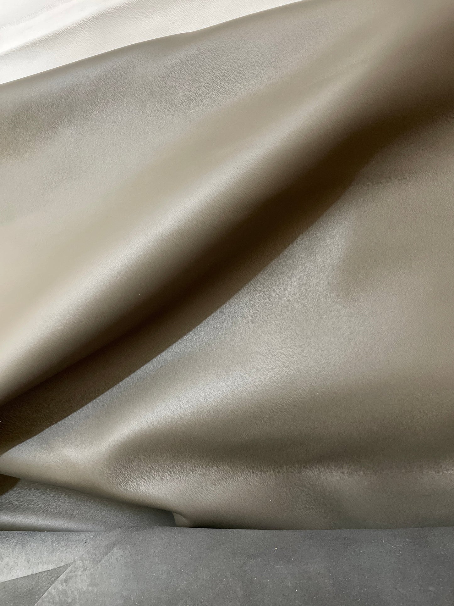 OLIVE GRAY - OVČIJA KOŽA NAPPA