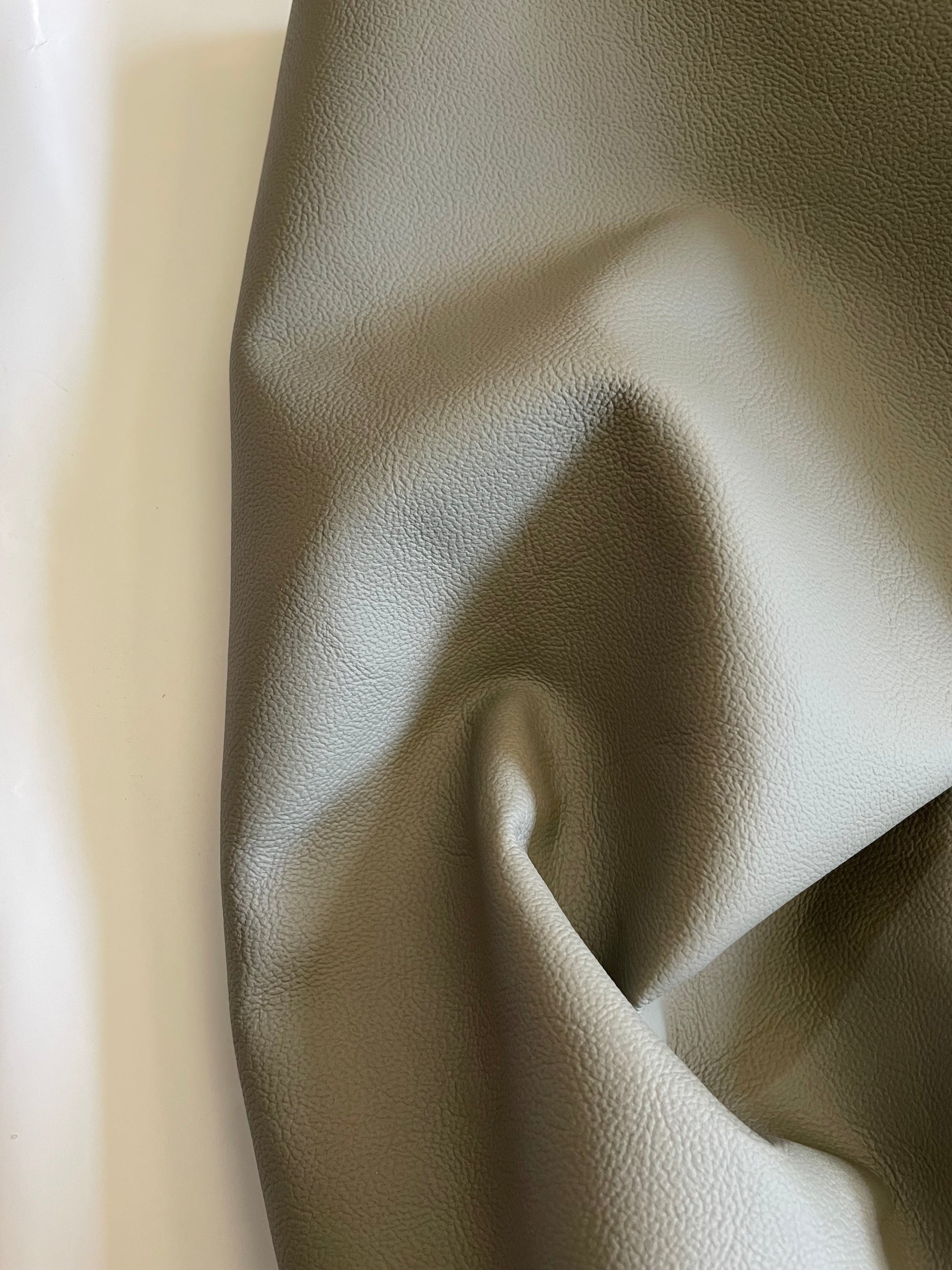 prirodna koža, prirodna italijanska koža, koža za automobile, kvalitetna italijanska koža, prodaja kože beograd, prodaja kože beograd, koža za tapaciranje