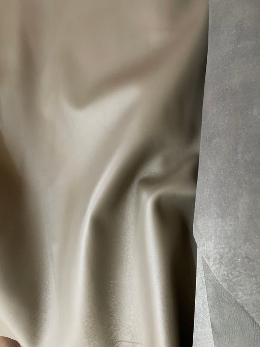 OLIVE GRAY - OVČIJA KOŽA NAPPA